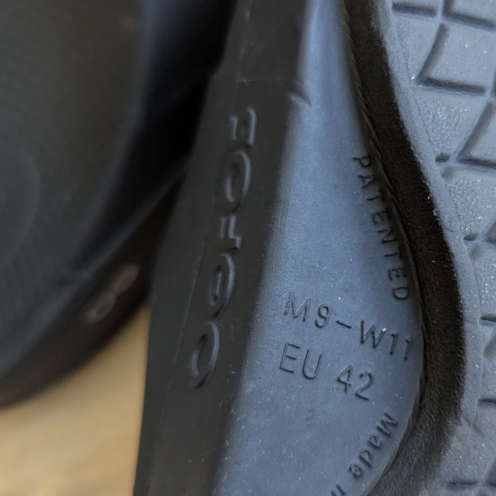 OOFOS Ooah‎ Slide Sandals (Men's 9, Women's 11)